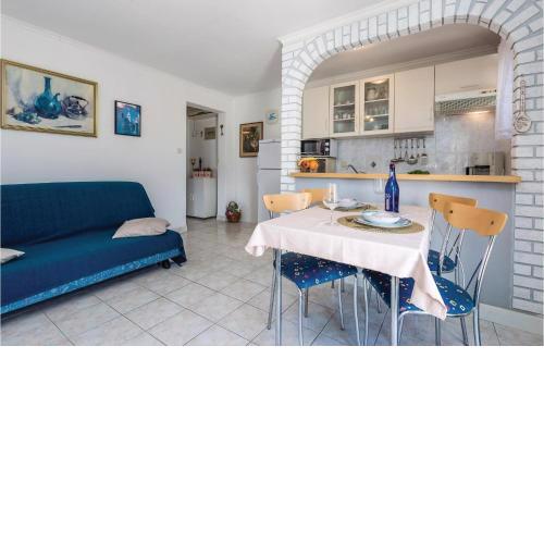 1 Bedroom Amazing Apartment In Kampor