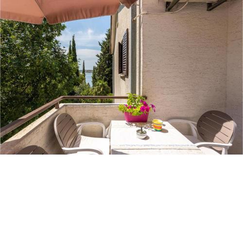 1 Bedroom Cozy Apartment In Omisalj