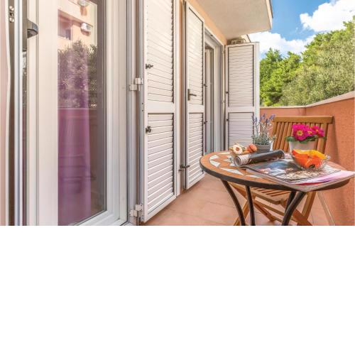 1 Bedroom Lovely Apartment In Baska Voda