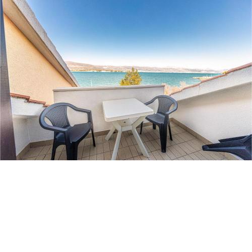 1 Bedroom Lovely Apartment In Mastrinka