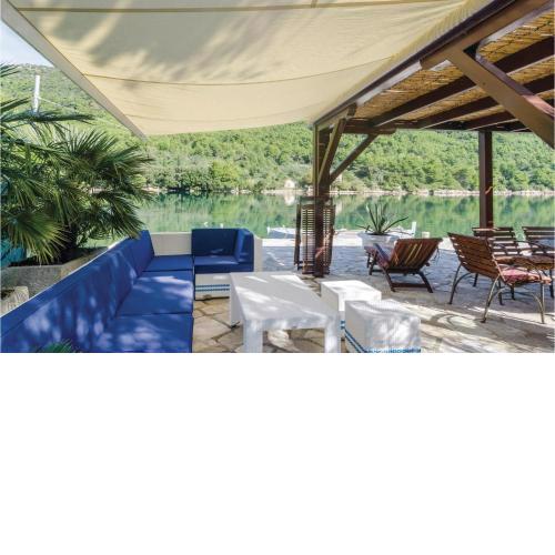1 Bedroom Stunning Apartment In Ston