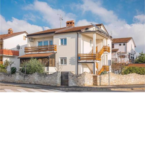 1 Bedroom Stunning Apartment In Umag