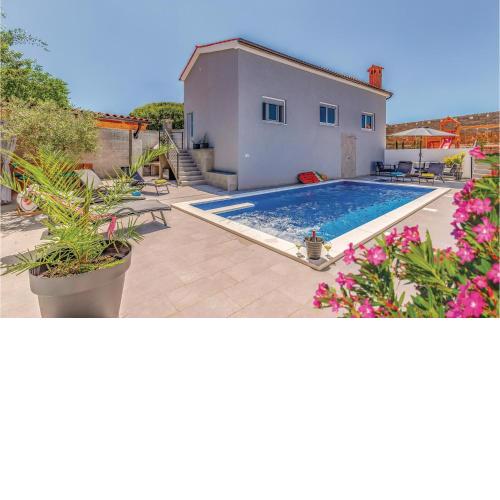 2 Bedroom Amazing Apartment In Pula