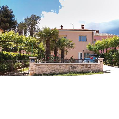 2 Bedroom Beautiful Apartment In Fazana