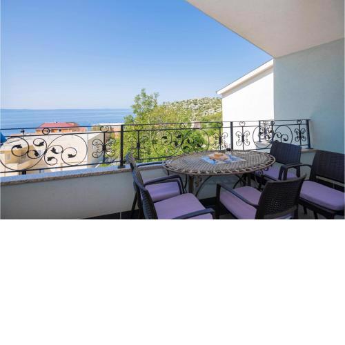2 Bedroom Beautiful Apartment In Makarska