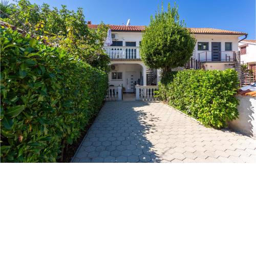 2 Bedroom Beautiful Apartment In Malinska