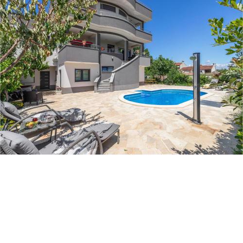 2 Bedroom Beautiful Apartment In Pula