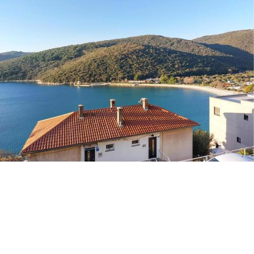 2 Bedroom Beautiful Apartment In Rabac