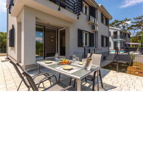 2 Bedroom Beautiful Apartment In Vrbnik