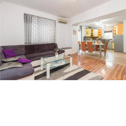 2 Bedroom Beautiful Home In Rijeka