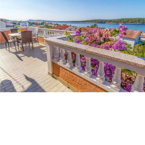 2 Bedroom Cozy Apartment In Barbat Na Rabu