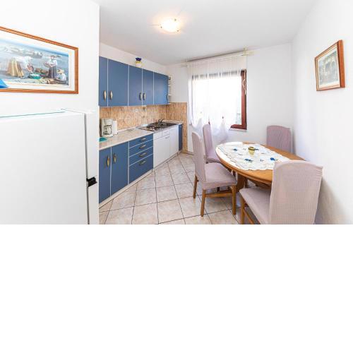 2 Bedroom Cozy Apartment In Kastel Kambelovac