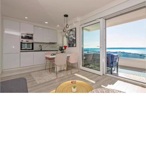2 Bedroom Cozy Apartment In Makarska