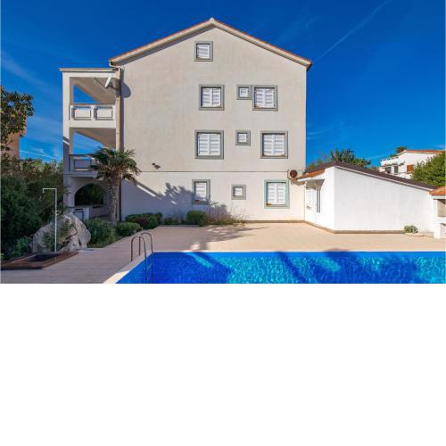 2 Bedroom Gorgeous Apartment In Novalja