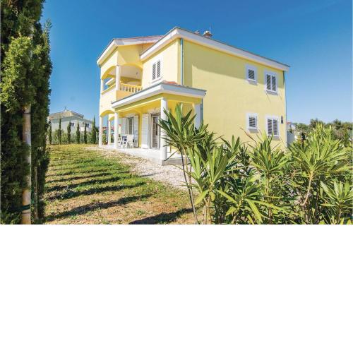 2 Bedroom Gorgeous Apartment In Pakostane