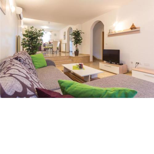 2 Bedroom Lovely Apartment In Pula