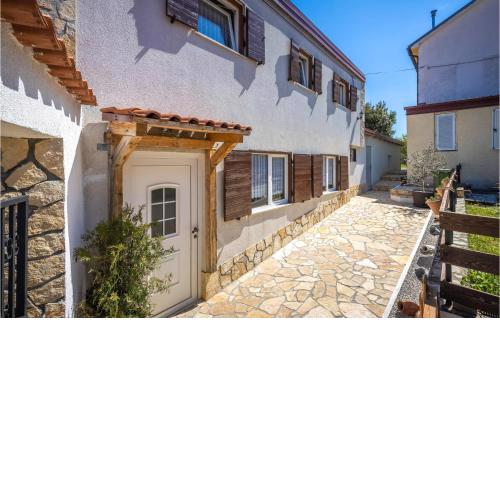 2 Bedroom Lovely Home In Novi Vinodolski