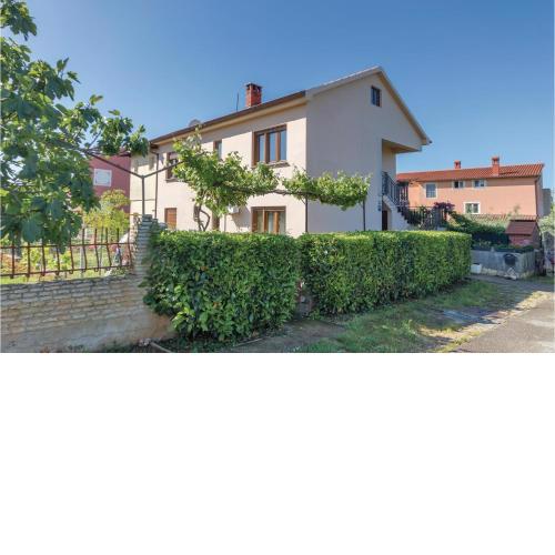 2 Bedroom Nice Apartment In Fazana