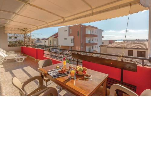 2 Bedroom Nice Apartment In Makarska