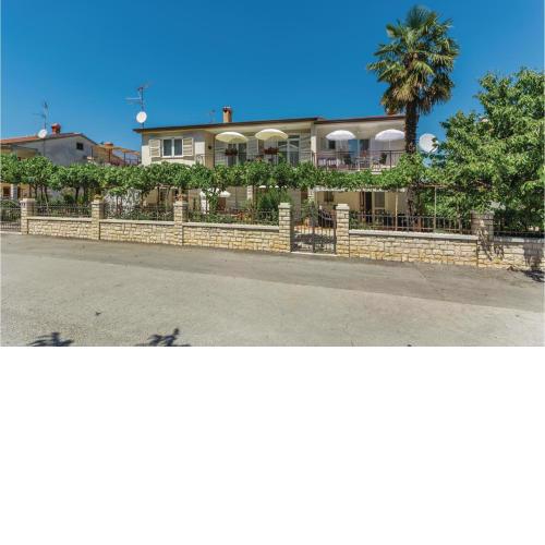 2 Bedroom Nice Apartment In Porec