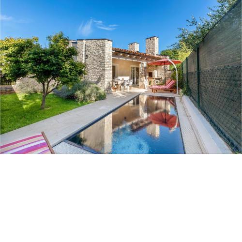 2 Bedroom Nice Home In Fazana