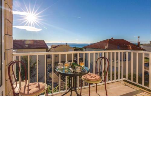 3 Bedroom Amazing Apartment In Makarska