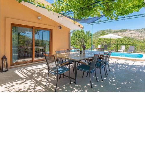 3 Bedroom Amazing Home In Mravnica
