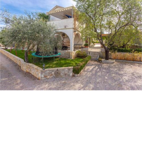 3 Bedroom Awesome Apartment In Malinska