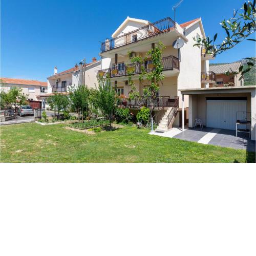 3 Bedroom Beautiful Apartment In Kastel Luksic