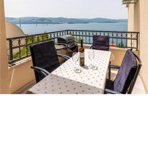 3 Bedroom Beautiful Apartment In Komarna