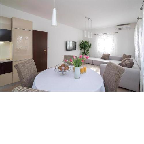 3 Bedroom Beautiful Apartment In Sutivan