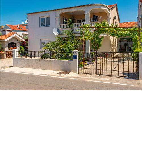 3 Bedroom Beautiful Apartment In Vodice