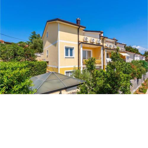 3 Bedroom Cozy Apartment In Dobrinj