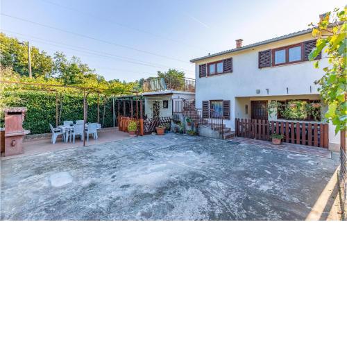 3 Bedroom Cozy Apartment In Pula