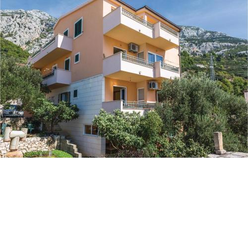 3 Bedroom Gorgeous Apartment In Makarska