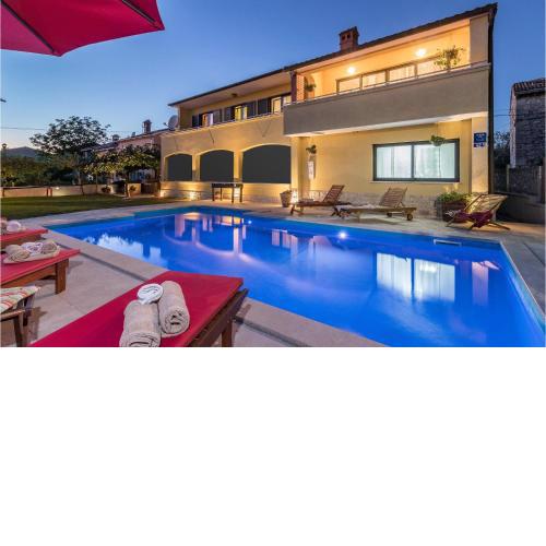 3 Bedroom Lovely Apartment In Svetvincenat