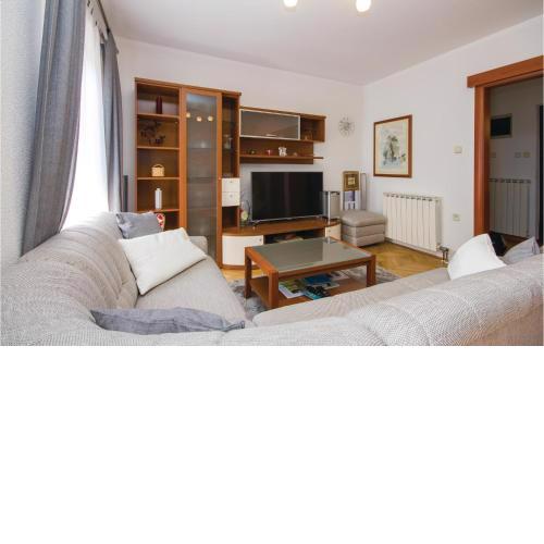 3 Bedroom Nice Apartment In Cavle