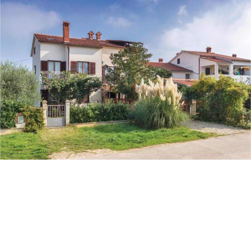 3 Bedroom Nice Apartment In Fazana