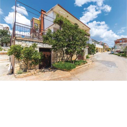 3 Bedroom Nice Apartment In Seget Vranjica