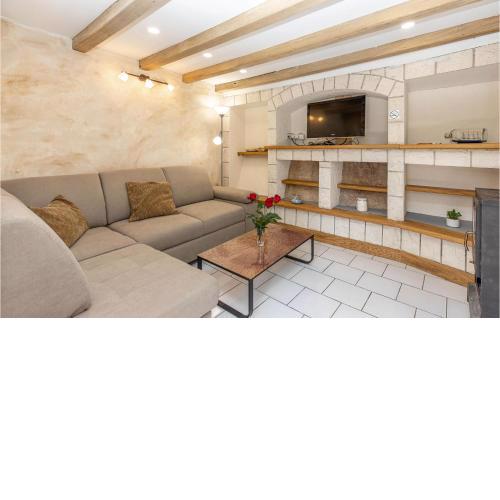 3 Bedroom Stunning Home In Novi Vinodolski