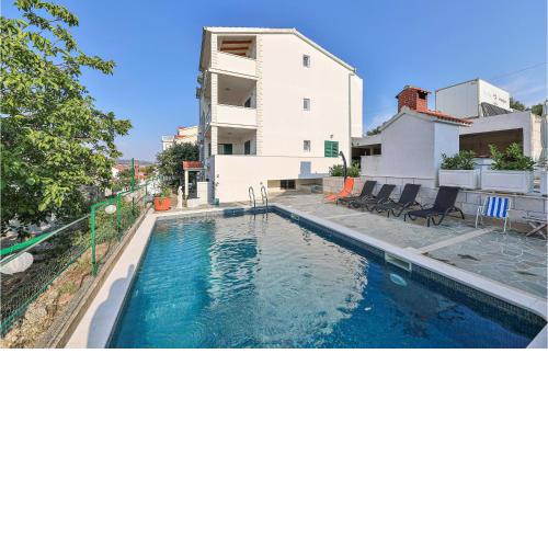 4 Bedroom Amazing Apartment In Okrug Donji