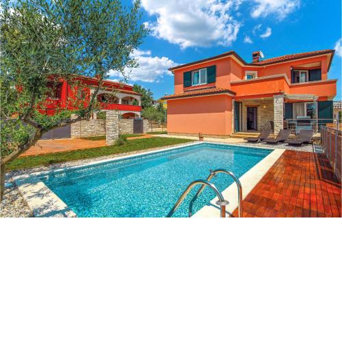 4 Bedroom Awesome Home In Umag