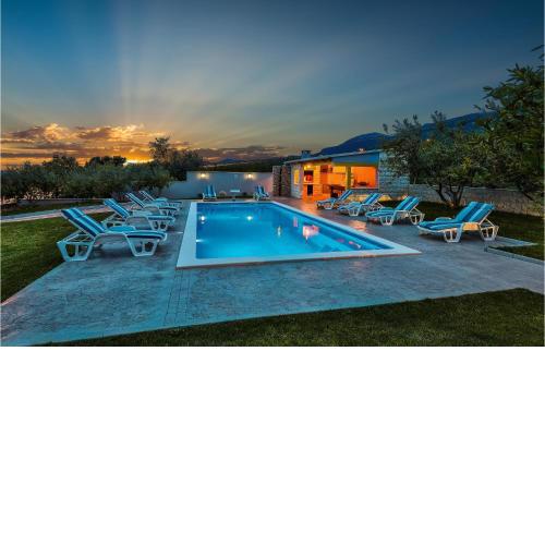 4 Bedroom Beautiful Home In Kastel Kambelovac