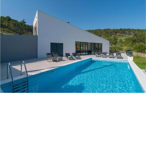 4 Bedroom Beautiful Home In Stomorska