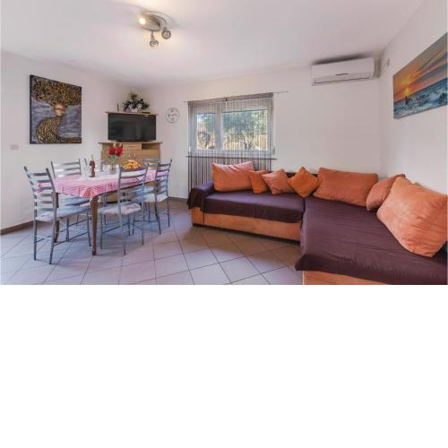 4 Bedroom Cozy Home In Peroj