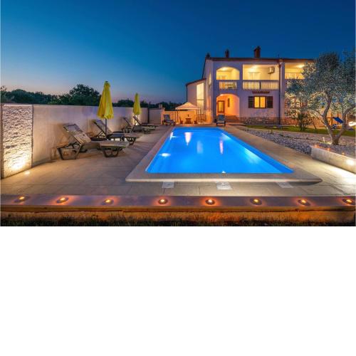 4 Bedroom Lovely Home In Pula