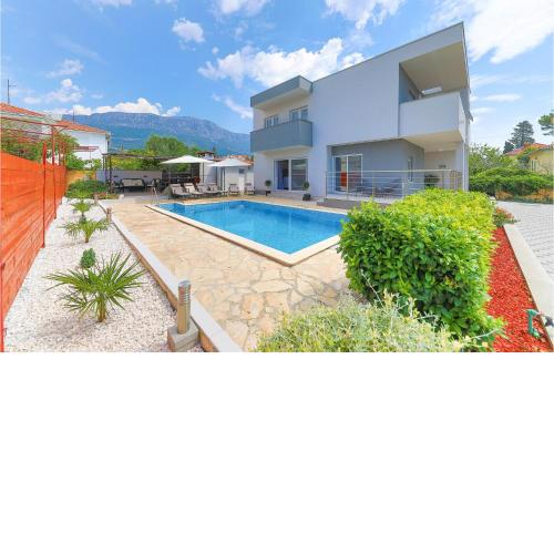 4 Bedroom Nice Home In Kastel Kambelovac