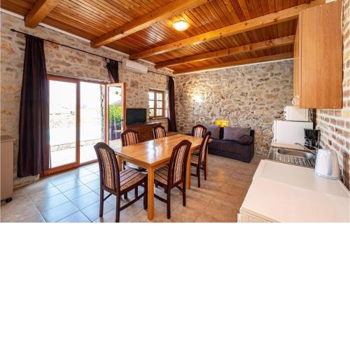 4 Bedroom Nice Home In Lisane Tinjske