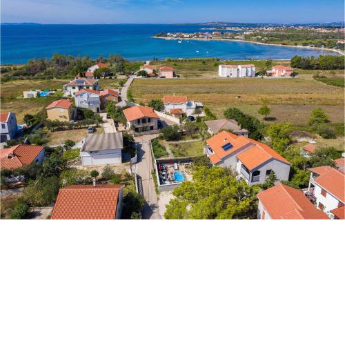 4 Bedroom Stunning Home In Privlaka