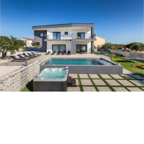 5 Bedroom Amazing Home In Galizana